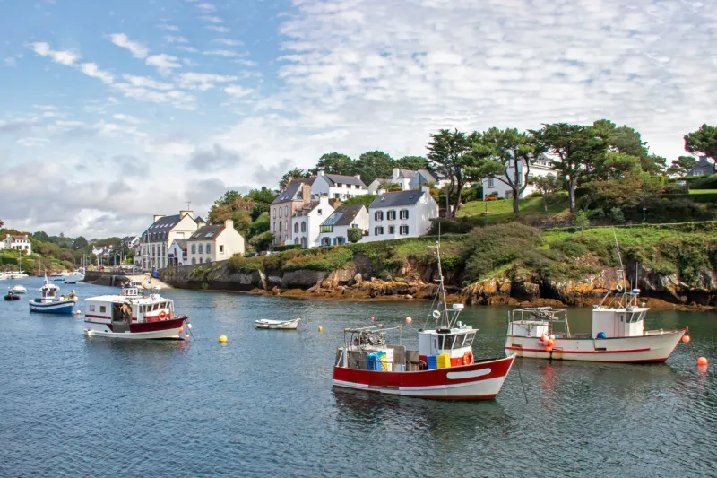 shot in clohars-carnoët of the port of doëlan, a small picturesque fishing port, seen from the right bank and the entrance to the estuary of the river laïta, at 18 135, 200 iso, f 18, 1 100 second