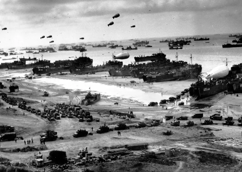 hn71cw normandie, france, en juin 1944 vue de la plage avec les navires après le débarquement photo by alamy abacapresscom