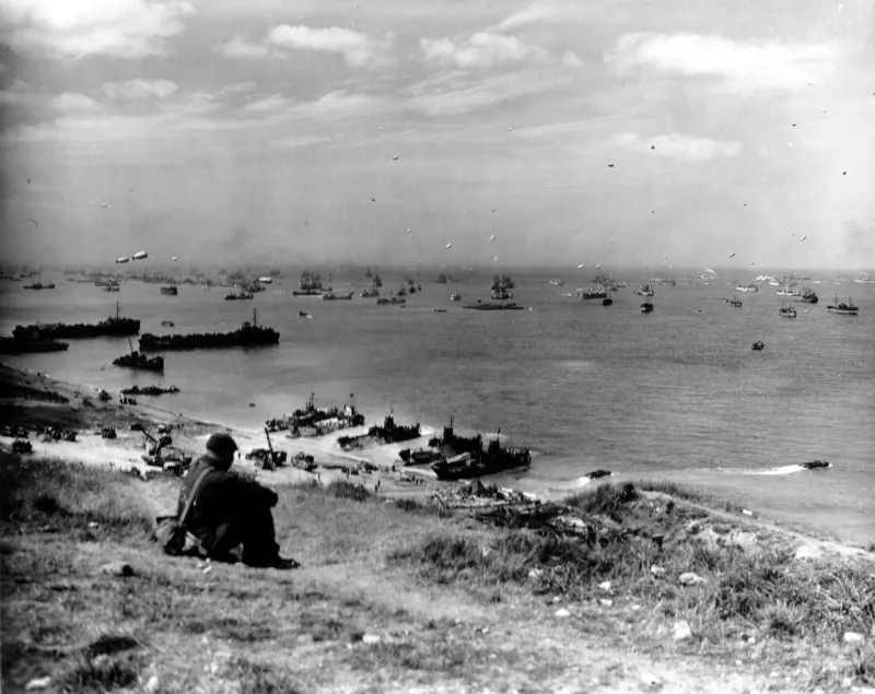 hn71d6 normandie, france, en juin 1944 vue de la plage avec les navires après le débarquement photo by alamy abacapresscom