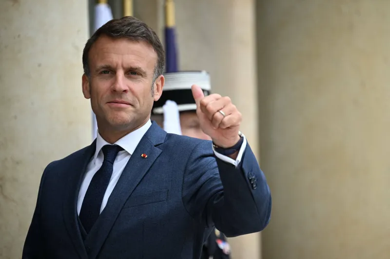 le président français emmanuel macron lève le pouce en saluant le premier ministre thaïlandais avant une réunion au palais présidentiel de l'Élysée à paris, en france, le 16 mai 2024 photo by eliot blondet abacapresscom