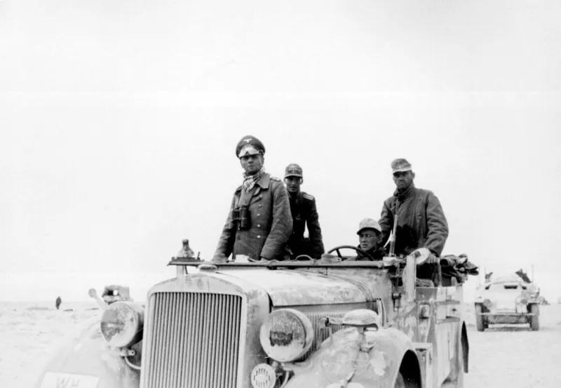 erwin rommel avec la 15e panzer division allemande en libye, afrique du nord seconde guerre mondiale 1941 photo par world history archive abacapresscom