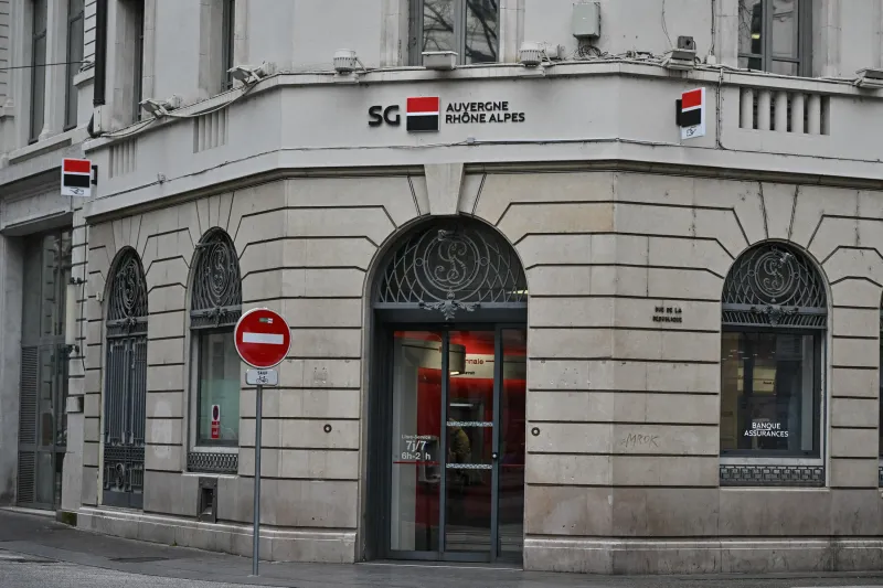 société générale sg bank illustration d'enseignes commerciales et de magasins à lyon, france, le 9 février 2024 photo par julien reynaud aps-medias abacapresscom