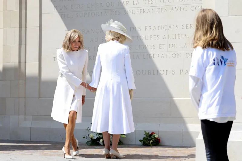 la première dame, brigitte macron et la reine camilla lors de la cérémonie franco-britannique au mémorial de ver-sur-mer, à l'occasion du 80e anniversaire du débarquement, le 6 juin 2024 photo by stephane lemouton pool abacapresscom