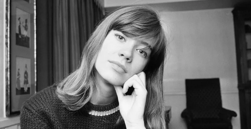 2hjaer9 françoise hardy, chanteuse française âgée de 19 ans, au royaume-uni pour promouvoir quatre nouveaux disques, son premier en anglais, photographiée à londres, le jeudi 9 janvier 1964 photo par alamy abacapresscom