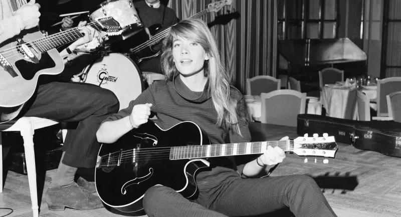 2hw6099 françoise hardy, chanteuse française photographiée en train de répéter son spectacle de cabaret qui débute à l'hôtel savoy cette semaine, londres, lundi 20 février 1967 photo par alamy abacapresscom