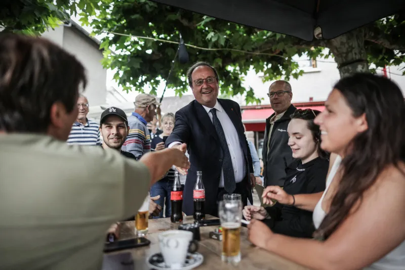 l'ex-président françois hollande fait campagne sur un marché - argentat-sur-dordogne