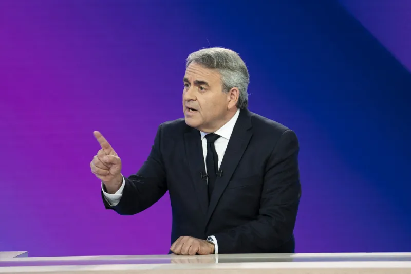le président du conseil régional des hauts-de-france xavier bertrand fait un geste et regarde lors d'une interview à dimanche en politique sur france 3 à paris le 23 juin 2024 photo par eliot blondet abacapresscom