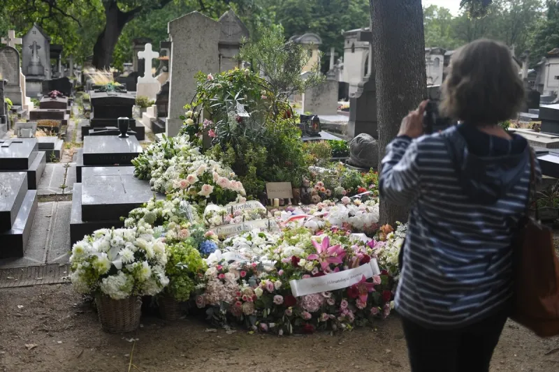 des fleurs sont déposées sur la tombe de jane birkin au cimetière du montparnasse où elle repose en paix aux côtés de sa fille kate barry et de serge gainsbourg le 25 juillet 2027 à paris, france photo by lionel urman abacapresscom