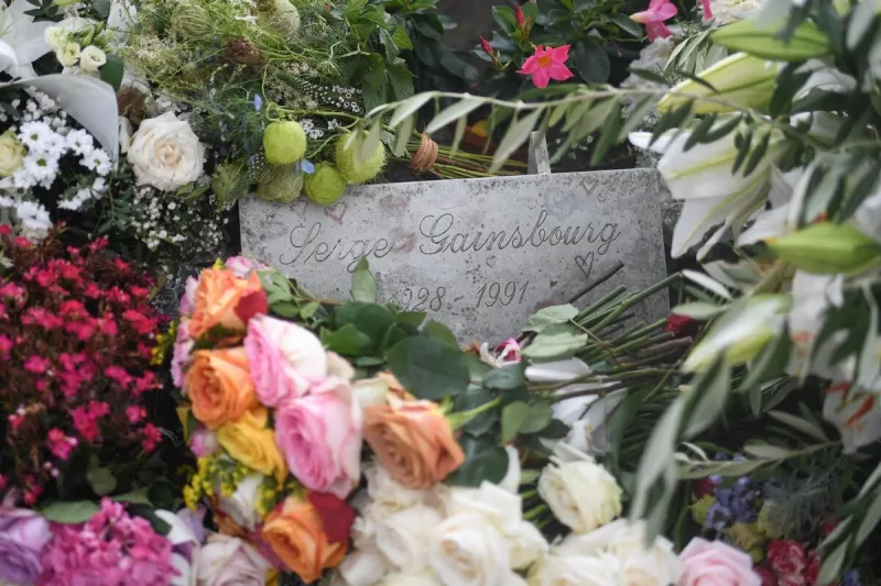 des fleurs sont déposées sur la tombe de jane birkin au cimetière du montparnasse où elle repose en paix aux côtés de sa fille kate barry et de serge gainsbourg le 25 juillet 2027 à paris, france photo by lionel urman abacapresscom
