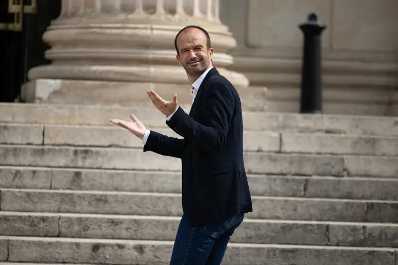 les députés nouvellement élus arrivent à l'assemblée nationale - paris