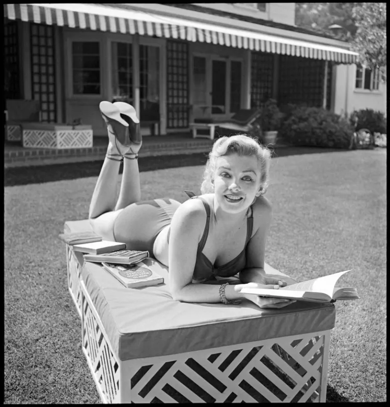 m5d4hy marilyn monroe lisant dans un salon de jardin à beverly hills, californie, 17 mai 1950 image tirée du négatif original de l'appareil photo photo by alamy abacapresscom