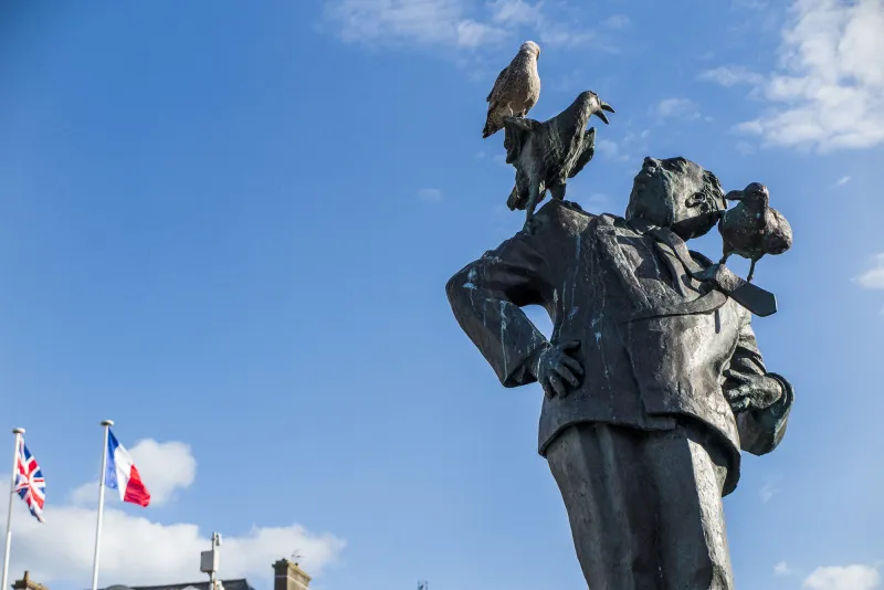 dinard (35)   statue du cineaste alfred hitchcock