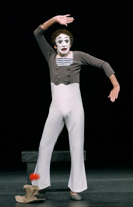 © lionel hahn abaca 36930-8 los angeles-ca-usa 31 07 2002 marcel marceau joue un engagement spécial de performances de mime exceptionnelles au geffen playhouse à westwood