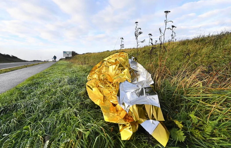 migrants et traversee de la manche   couverture de survie