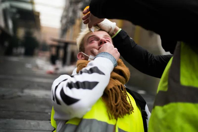 la police anti-émeute affronte les manifestants gilets jaunes - paris
