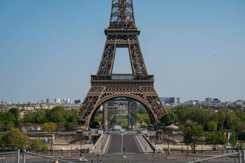 atmosphère sur la place du trocadéro face à la tour eiffel, pendant le confinement covid-19, à paris, france, le 13 avril 2020 photo by ammar abd rabbo abacapresscom