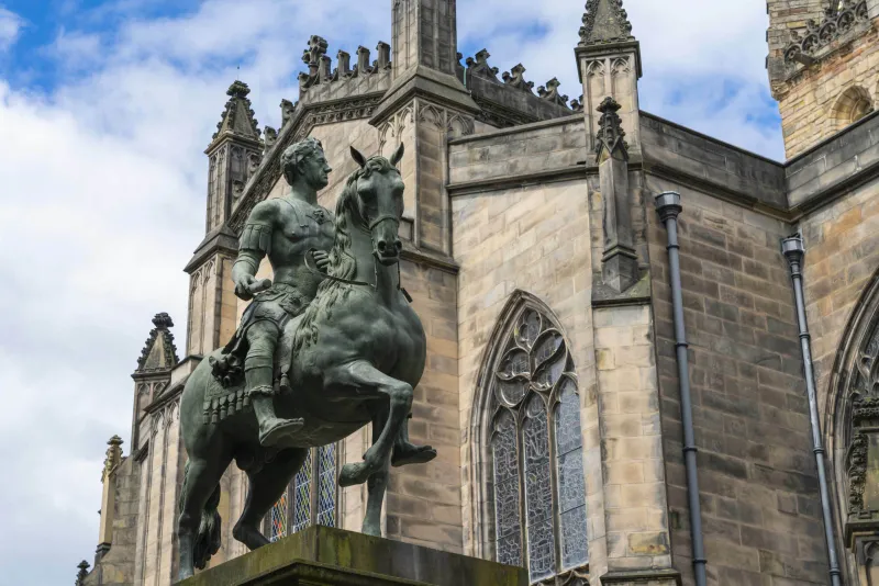 statue de charles ii avec la cathédrale st giles en arrière-plan, old town, edinburgh, lothian, scotland, uk
