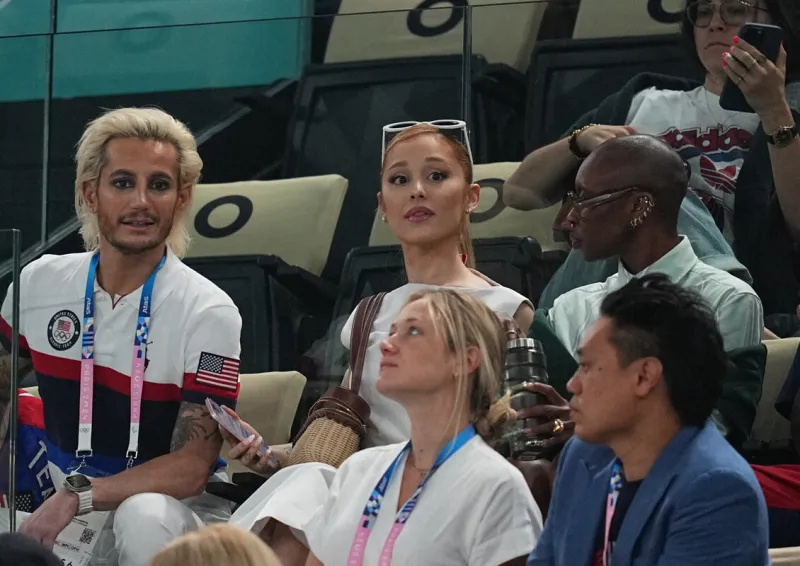 ariana grande regarde simone biles le jour 2 des jeux olympiques paris 2024 à bercy arena le 28 juillet 2024 à paris, france photo par ulrik pedersen csm via zuma press wire abacapresscom