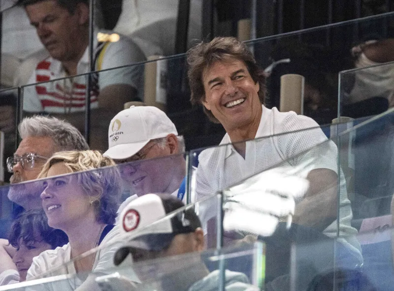 tom cruise et greta gerwig regardant simone biles en gymnastique jeux olympiques de paris 2024 paris france, le 28 juillet 2024 photo par jack hill the times news licensing abacapresscom