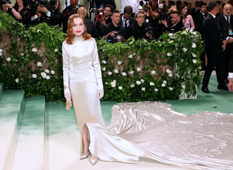 l'actrice française isabelle huppert assiste au met gala 2024 sleeping beauties   reawakening fashion au metropolitan museum of art à new york, ny le 6 mai 2024 photo by charles guerin abacapresscom