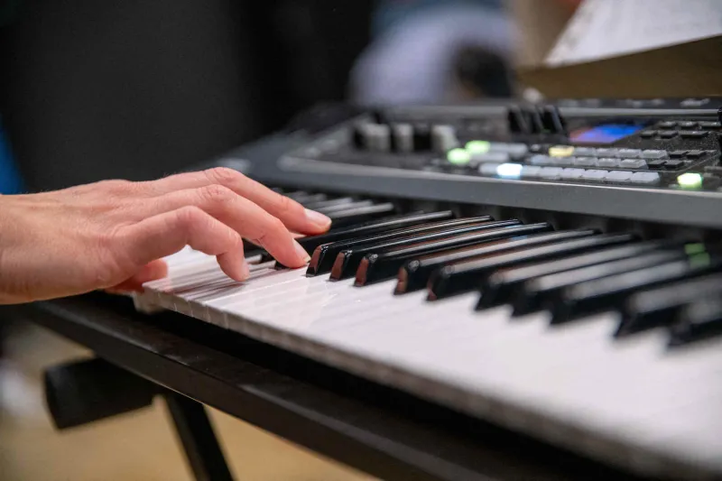 02 juillet 2024, bavière, nuremberg   une femme joue des notes sur un piano électrique photo   pia bayer dpa abacapresscom