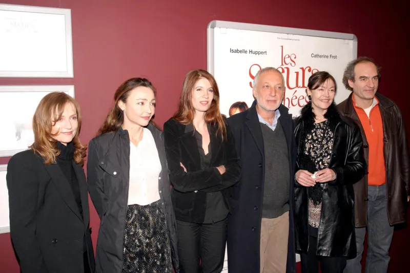 les acteurs assistent à la première du film d'alexandra leclere 'les soeurs fachees' au publicis champs-elysees à paris, france, le 14 décembre 2004 photo par benoit pinguet abaca
