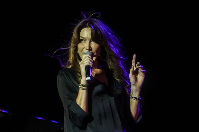 carla bruni donne un concert lors du festival veranos de la villa à conde-duque le 28 juillet 2024 à madrid, espagne photo by ricardo rubio europa press abacapresscom