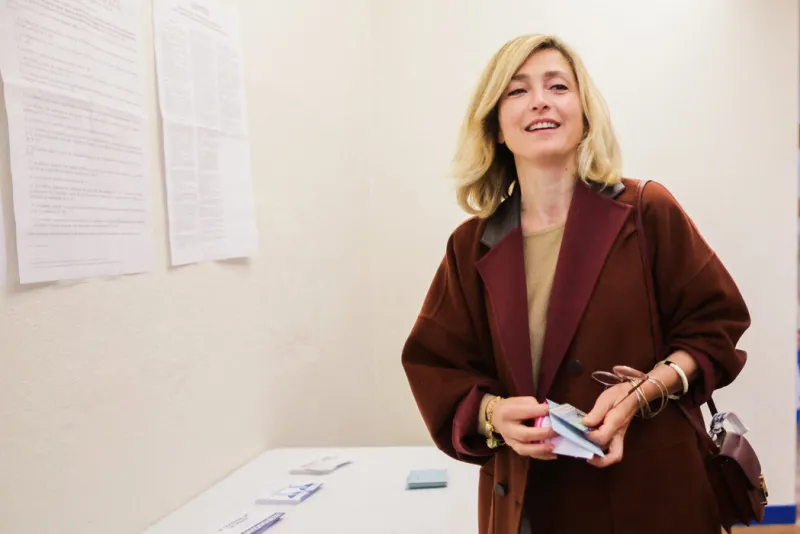 l'actrice française julie gayet vote dans un bureau de vote lors du premier tour des élections législatives à tulle, dans le centre de la france, le 30 juin 2024 photo by thibaud moritz abacapresscom