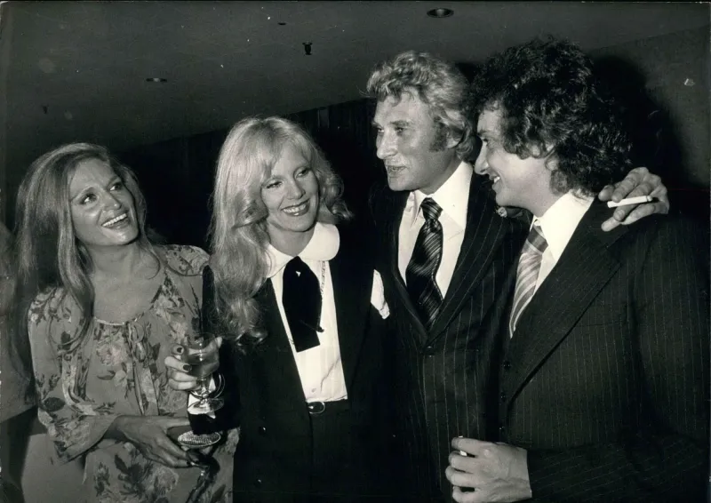 e11fcr 13 octobre 1977 - sylvie vartan avec johnny hallyday, michel sardou et dalida essc photo by alamy abacapresscom