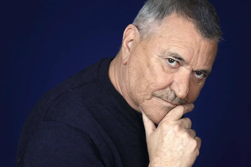 jean-marie bigard pose lors d'une séance photo à paris, france, novembre 2023 photo par vim abacapresscom