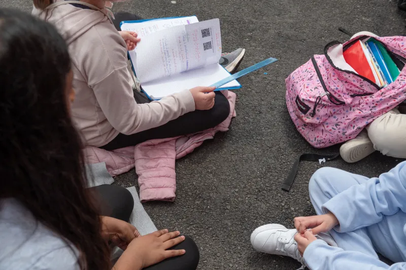 collegiens dans la cour de recreation