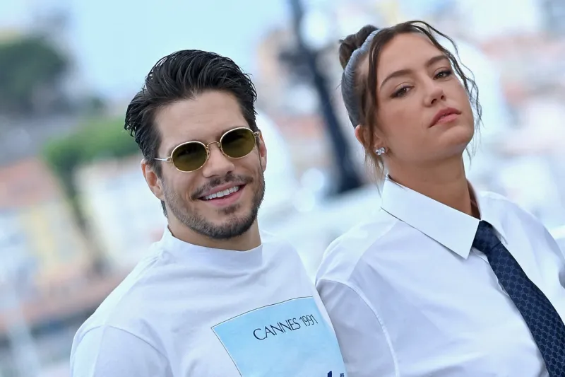 françois civil et adèle exarchopoulos assistent au photocall de 'l'amour ouf' (beating hearts) lors du 77ème festival de cannes au palais des festivals le 24 mai 2024 à cannes, france photo by franck castel abacapresscom