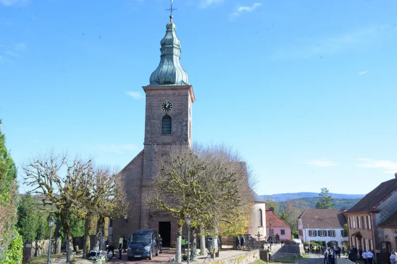 l'adolescente assassinée lina funérailles - plaine