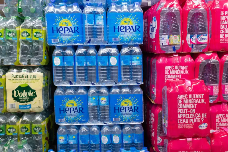 packs de bouteilles d'eau dans un supermarche