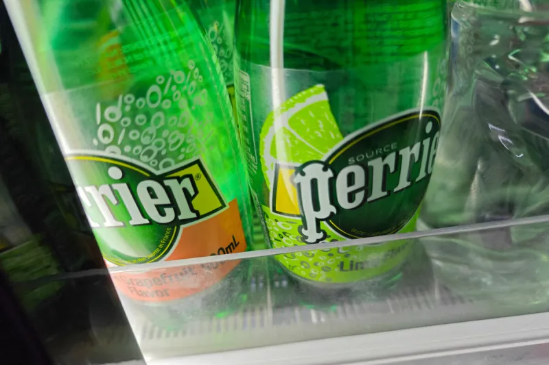 la marque d'eau potable perrier de nestlé est en vente dans la ville de yichao à shanghai, en chine, le 4 février 2024 photo by cfoto spus abacapresscom
