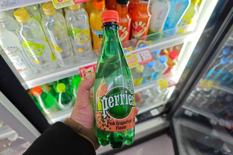 la marque d'eau potable perrier de nestlé est en vente dans la ville de yichao à shanghai, en chine, le 4 février 2024 photo by cfoto spus abacapresscom