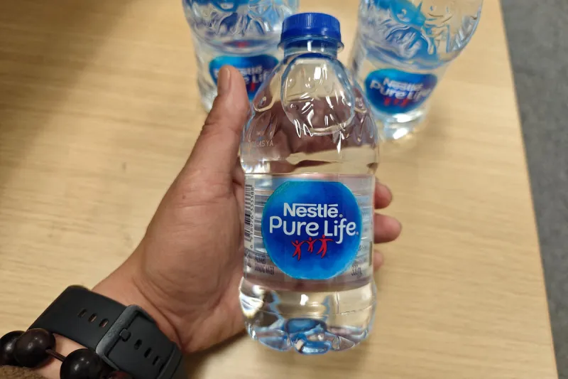 la marque française nestlé d'eau potable pure life est en vente dans la ville de yichao à shanghai, chine, le 4 février 2024 photo by cfoto spus abacapresscom