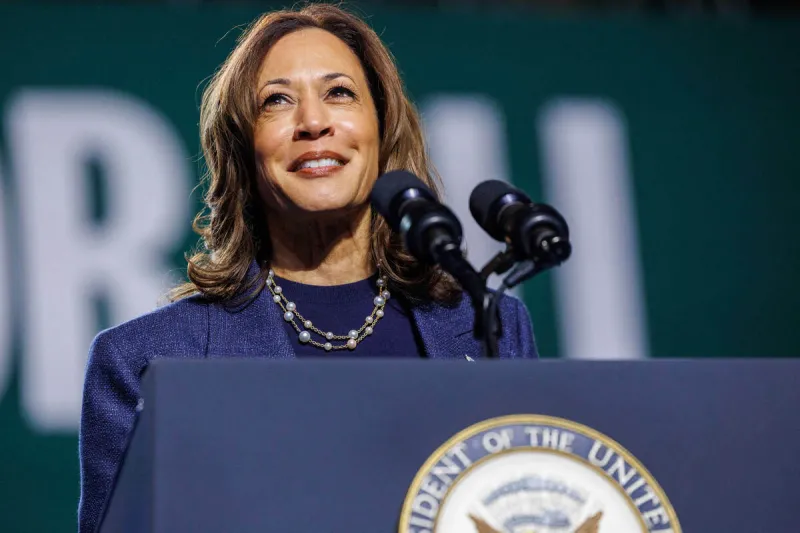 la vice-présidente kamala harris s'exprime lors d'un rassemblement à east lansing, mi, usa, le 3 novembre 2024 photo by andrew roth spus abacapresscom