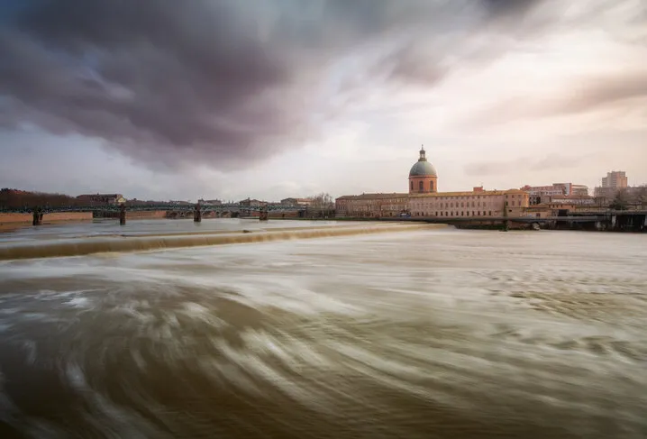 la garonne passing through toulouse