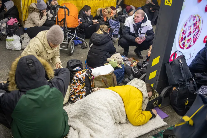 métro transformé en abri anti-bombes - kiev