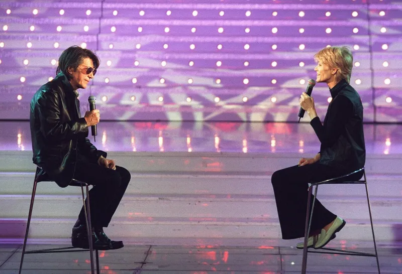 © jean-jacques datchary abaca 18596-1 paris, 8 5 2000 jacques dutronc et franoise hardy ˆ l'enregistrement de vivement dimanche