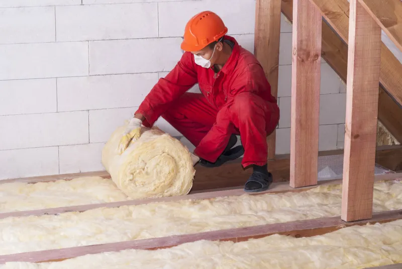 working insulates the attic with mineral wool