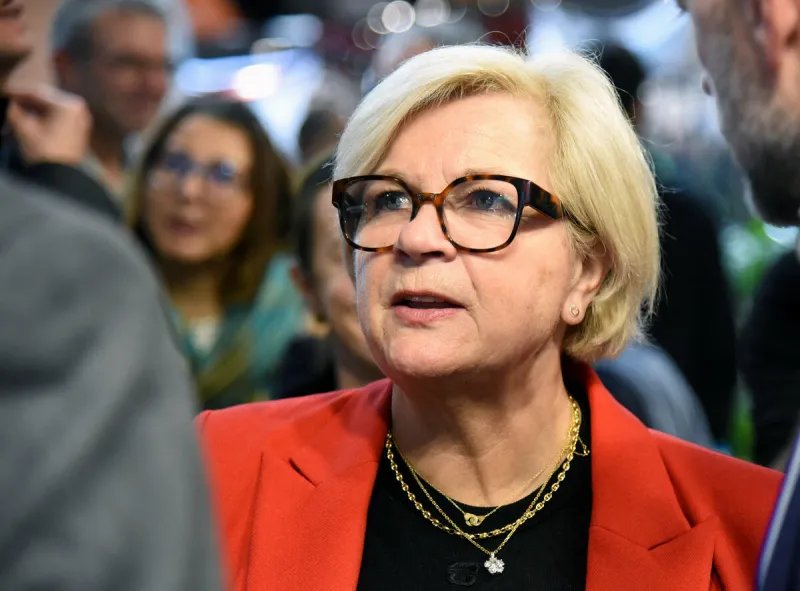 catherine vautrin regarde le 106e congrès des maires de france et des présidents d'intercommunalité à paris france le 21 novembre 2024 photo par alain apaydin abacapresscom