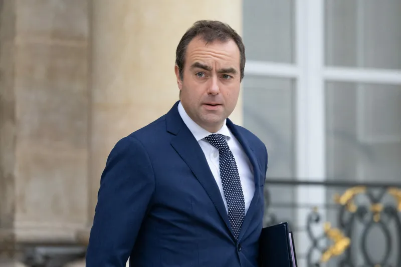 le ministre français de la défense sébastien lecornu quitte les lieux après la réunion hebdomadaire du cabinet au palais présidentiel de l'elysée à paris, le 13 novembre 2024 photo par raphael lafargue abacapresscom