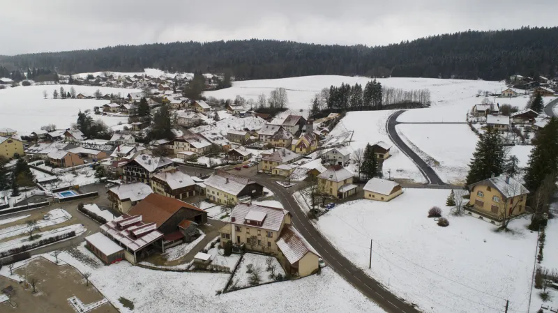 the village of saint-point-lac is a commune located in the doubs department on the shores of lake saint-point and close to the ski resort of métabief this village has about 250 inhabitants