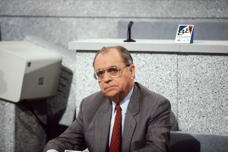 pierre beregovoy assiste à une émission télévisée de tf1 sur les résultats des élections législatives nationales, à paris, france, le 12 juin 1988 photo par patrick durand abacapresscom