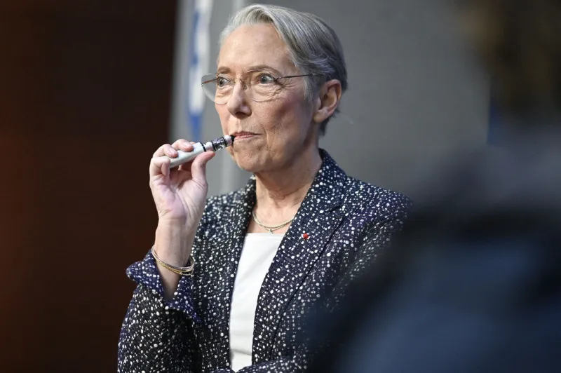 l'ancien premier ministre et député de la renaissance elisabeth borne pose pour des photos avant une interview pour dimanche en politique sur la chaîne france 3 à paris, france, le 1er décembre 2024 photo par stephane le tellec abacapresscom