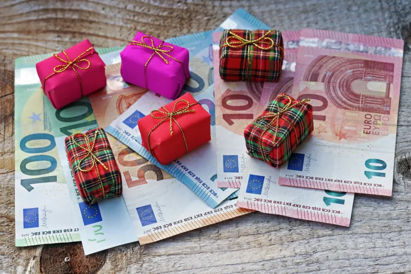 how much euro is spent on christmas presents? christmas gifts cost money
