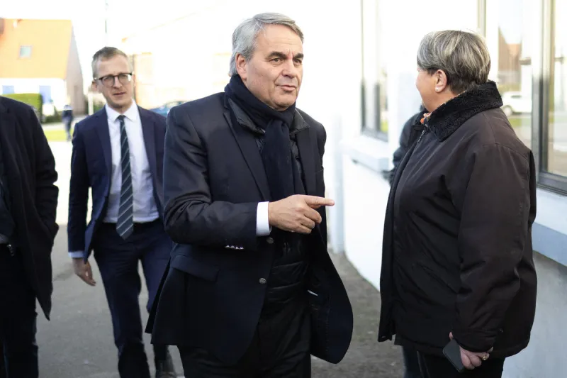 le président du conseil régional des hauts-de-france xavier bertrand arrive pour une réunion avec les maires locaux sur la crise des migrants à ambleteuse, dans le nord de la france, le 29 novembre 2024 photo par raphael lafargue abacapresscom