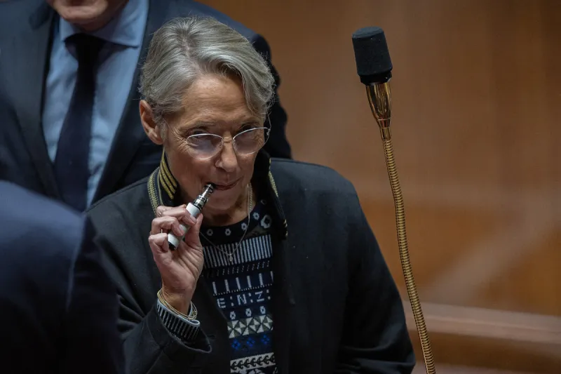 elisabeth borne, premier ministre français, fume une cigarette électronique lors de la séance des questions au gouvernement à l'assemblée nationale française à paris, france, le 15 novembre 2022 photo by aurelien morissard abacapresscom